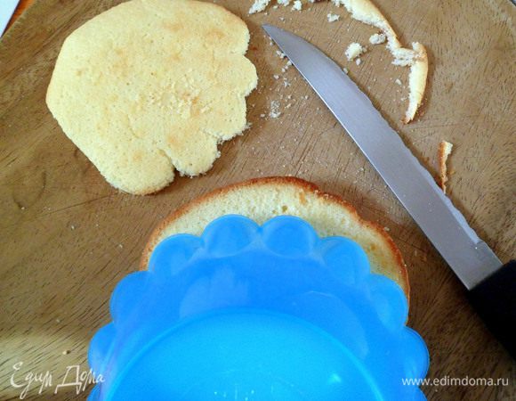 Затем при помощи острого ножа вырезаем очертания ракушки.