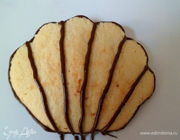 Украшаем растопленным в микроволновке шоколадом .нижнюю раковину можно полосками шоколада не украшать