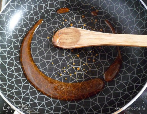 Затем сахар растапливаем в сковороде,до золотистого цвета