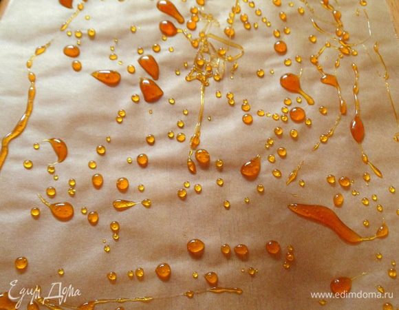 аккуратно при помощи деревянной ложки капаем карамель на пекарскую бумагу