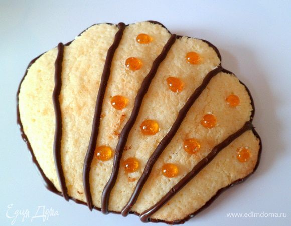 украшаем карамелью, вдавливая аккуратно в бисквит