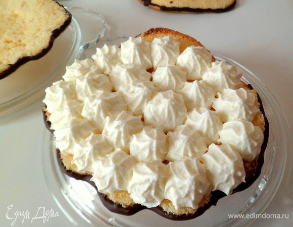 берем нижнюю часть раковины и наполняем взбитыми  сливками (предварительно взбив)