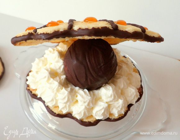  аккуратно в сливки вставляем жемчужину, и накрываем верхней раковиной