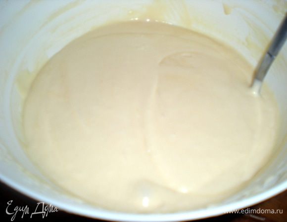 К яйцам добавить сметану, муку,  соду и растопленное сливочное масло. Взбить до однородности. Тесто должно быть жидковатое.