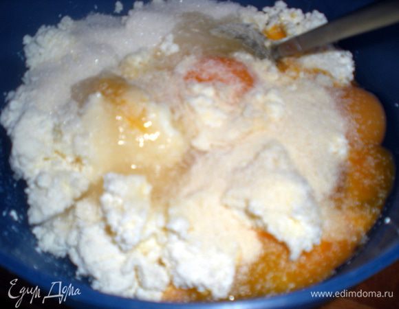 Начинка: всё сложить в миску и хорошенько взбить.