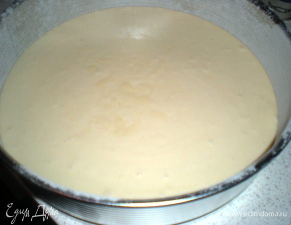 Вылить всё тесто.