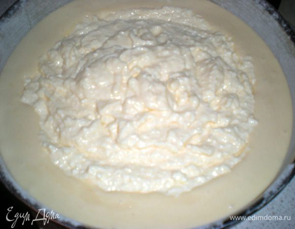 В середину теста выложить творожную начинку. Начинка будет вытеснять тесто и сформируются бортики.