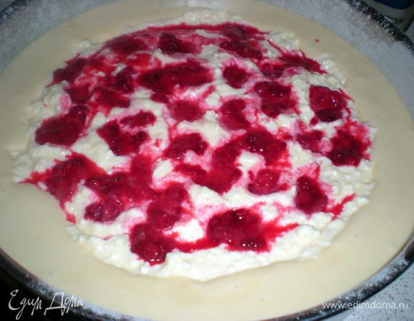 В начинку по желанию можно добавить любые ягоды. У меня замороженная малина. Я её разморозила и немного присыпала крахмалом. Выложила на творог немного вдавливая.