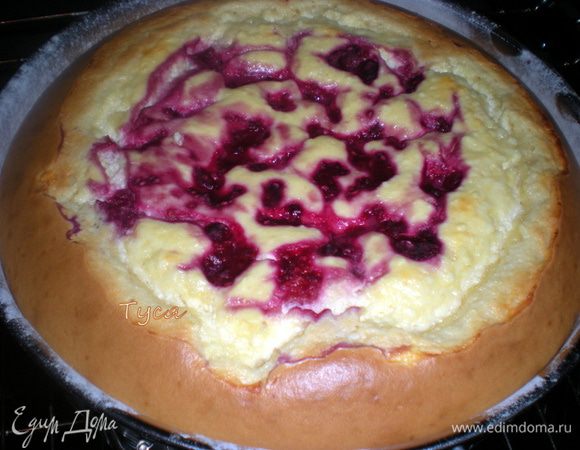 Выпекать при 180 гр около часа. Духовку предварительно не разогревать.  Серединка будет немного дрожать, но когда остынет станет плотнее.  Проверять зубочисткой, при дрожащей серединке, палочка выходит сухая.