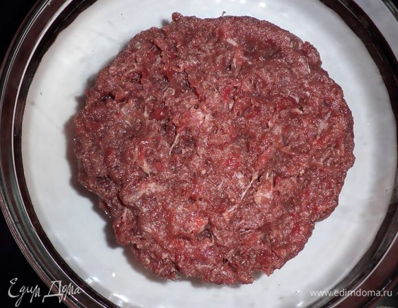 Мясной фарш посолить, поперчить, приправить специями.