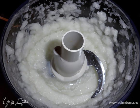 Измельчить лук и добавить к фаршу. Хорошо перемешать и взбить фарш.