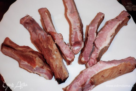 Подготовить свиные ребрышки, немного освобождая края от мяса.