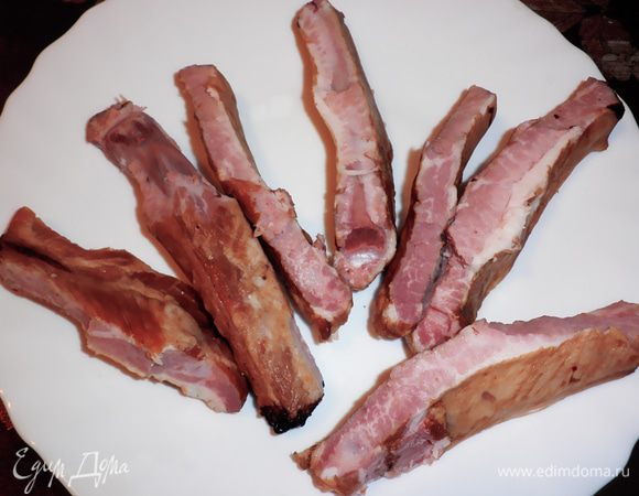 Подготовить свиные ребрышки, немного освобождая края от мяса.


