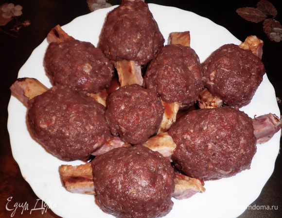 Каждое свиное ребрышко "окутать" в мясной фарш, оставляя края ребрышек свободными. Получатся вот такие котлетки на косточке.


