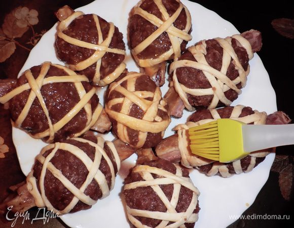 Полученной из теста веревочкой обмотать котлетки в хаотичном порядке.
Смазать "веретенышки" желтком.