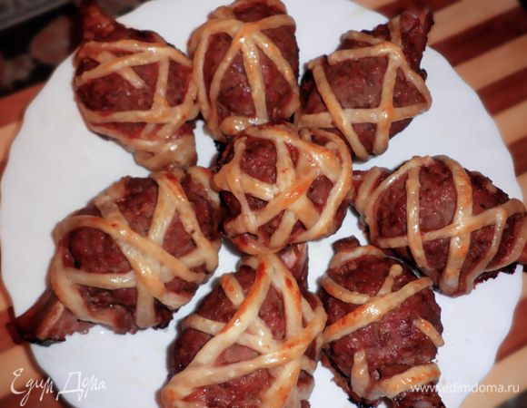 Из оставшегося фарша можно приготовить небольшие шарики и также обмотать их веревочкой из теста и смазать желтком. Получатся тоже интересные мясные "клубочки".
Выложить "веретёнышки" и "клубочки" на смазанный растительным маслом противень и запекать при 180 гр. в течение 1 часа.