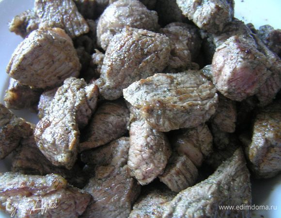 уложить половину всего мяса в горшочек. Щедро посолить.