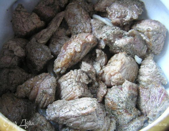 затем оставшееся мясо, еще посолить.