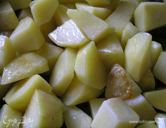 Картофель очистить, нарезать кусочками, обжарить на растительном масле до полуготовности. Выложить в горшочек, посолить. Добавить немного воды или бульона.