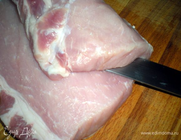 Корейку разрезать пополам.