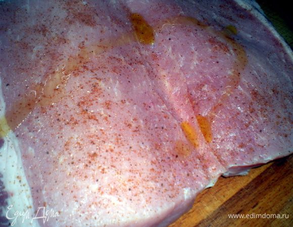 Посолить,поперчить и смазать оливковым маслом со всех сторон.