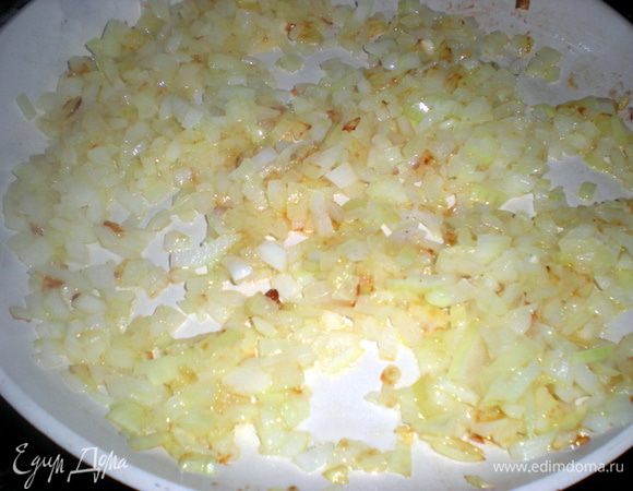 Лук нарезать кубиками и обжарить на смеси сливочного и оливкового масла.