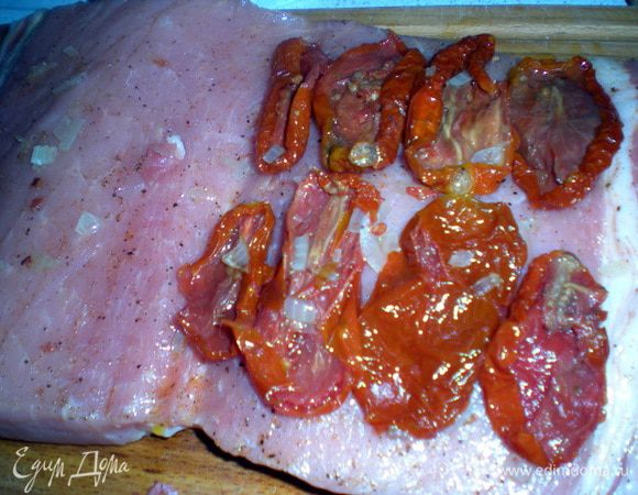 На корейку выложить слой томатов.