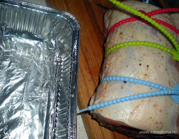 Фарш закрыть вторым куском корейки и перетянуть ниткой.В противень для запекания положить двойной слой фольги и сделать бортики.Форму смазать оливковым маслом.