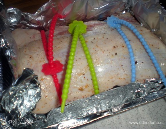 Уложить корейку,не накрывать. Запекать в разогретой до 220 гр. духовке в течении 15 минут. Затем уменьшить до 180 гр. и запекать до готовности (45 мин.), поливая выделяющимся соком.