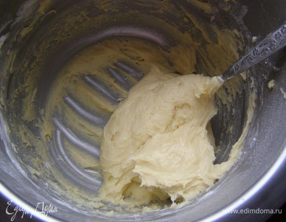 Для теста масло растереть с сахаром до посветления, добавить сметану, желтки, ввести муку, соль, разрыхлитель, хорошо перемешать. Равномерно распределить по смазанной форме, формируя небольшие бортики. Убрать в холодильник.