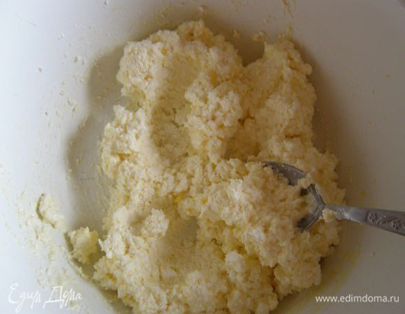 Приготовить творожную начинку, смешав все ингредиенты. Яблоки очистить от кожуры, нарезать пластинами