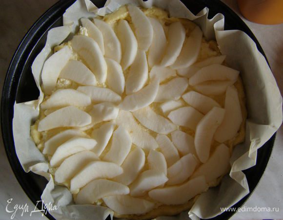 Творожную начинку выложить на тесто, сверху выложив яблоки.