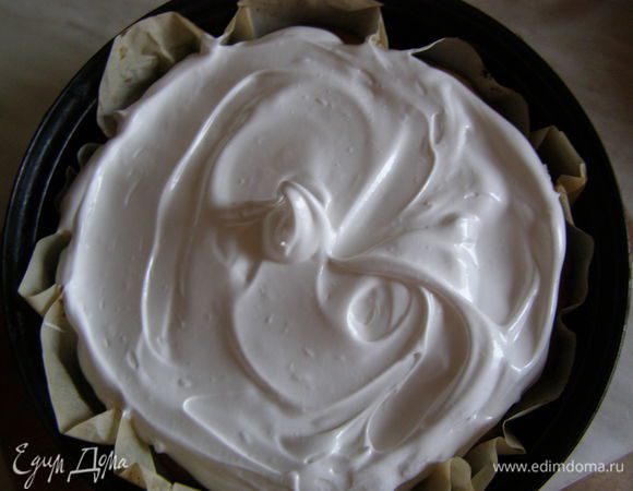 Приготовить суфле до состояния крепких пиков. Выложить сверху на пирог, запекать еще 15 минут. Вкуснее он на следующий день, если доживет, конечно! Приятного аппетита!