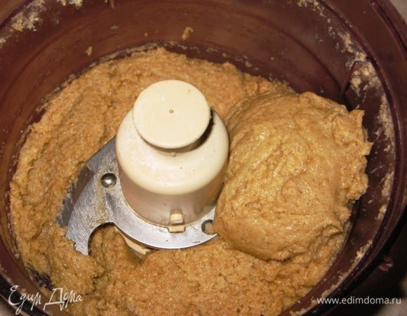 Мягкое масло хорошо смешать с сахаром. Добавить овсяную муку, теплую воду с растворенной солью. Слегка перемешать. Если в комбайне, то буквально несколько раз в режиме Пульс. Всыпать муку пшеничную с содой и замесить тесто. 