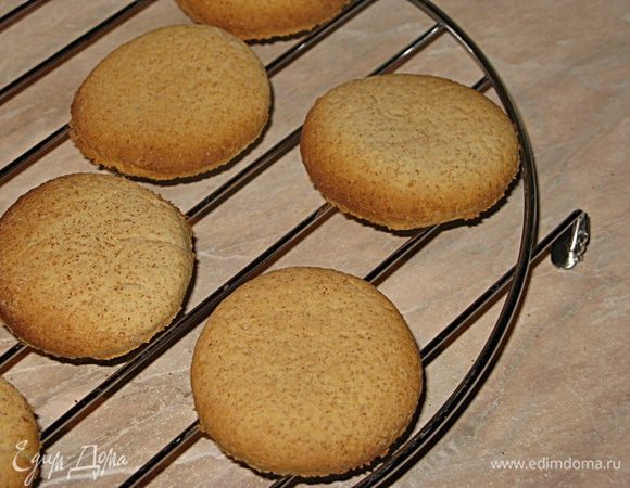 Печь пои 210 гр. 12-15 мин. У меня ушло 10. Достать нужно, как только начнут румяниться края, т.к. если пересушить, печенье будет излишне твердым, хрустящим. 
