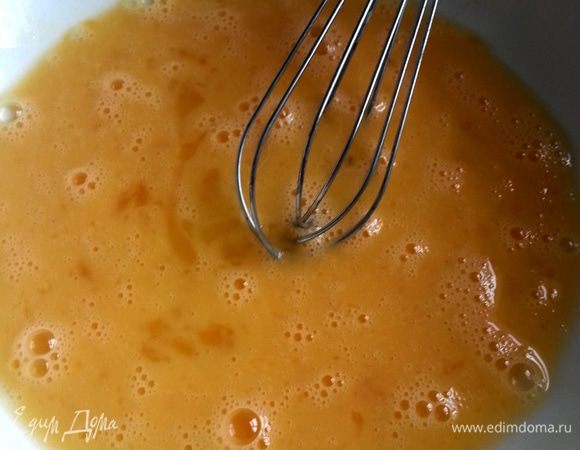 Взбиваем венчиком яйца с щепоткой соли и ванильным сахаром...