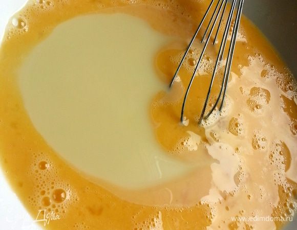 Вливаем сгущёнку (не варёнку!), продолжая взбивать...