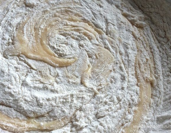 Тесто на сгущёнке тягучее, как при замешивании на медовик похоже!