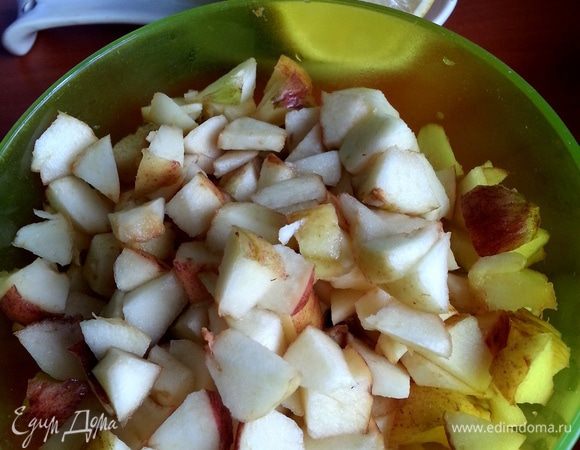 Яблочки, если кожица тонкая, мелко крошим прямо с кожурой. Польём лимонным соком...