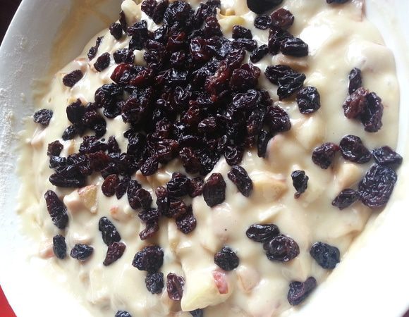 После яблочек для "изюминки" добавим промытый и просушенный изюм)))