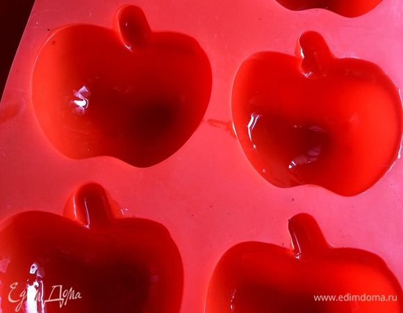 Форму силиконовую можно не смазывать,но из-за её специфичности в виде "веточек из яблок" я решила подстраховаться и смазать растит. маслом!