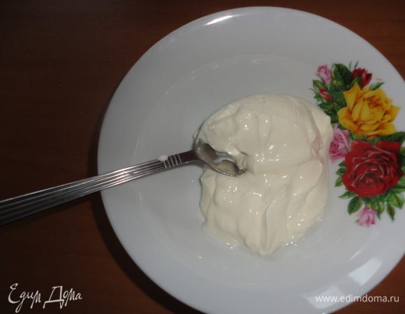  Сметану отмерить в мисочку.                                              