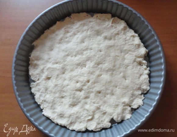 Разровнять тесто руками по смазанной растительным маслом  форме, поставить на 30 минут в холодильник.       