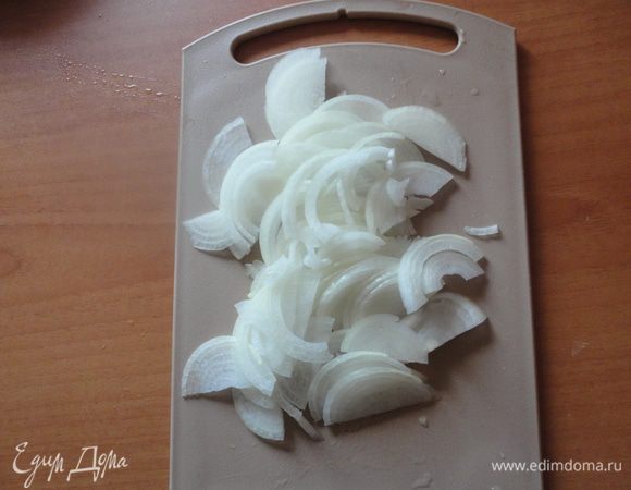 Лук нарезать полукольцами.                                                                  