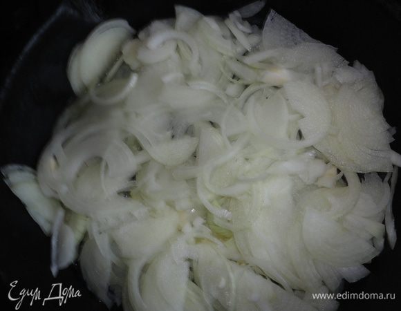 Обжарить лук на сливочном масле до золотистого цвета и остудить.