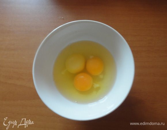  Яйца взбить венчиком.  