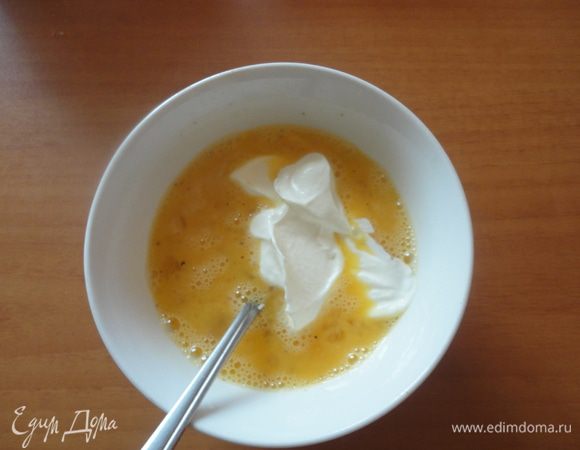 Добавить сметану, соль, молотый перец. Все хорошо перемешать.    