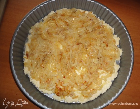 На тесто выложить жареный лук.