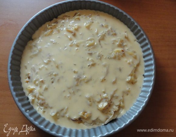 Залить взбитой сметаной.  