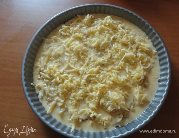 Сверху посыпать тертым сыром. И поставить выпекать в разогретую духовку 30 минут.                                